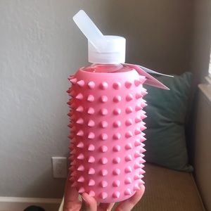 NWT! Gorgeous glass + silicone bkr water bottle.